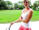 Süsse Tennisspielerin Tracy Lee posiert in der Öffentlichkeit, also kann sie gefickt werden #3