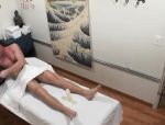 Annie Lee streichelt den Hahn von Ryan McLane in einem Massage Center #1
