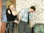 Russische Oma belästigt den Freund ihres Ehemanns #1
