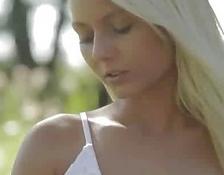 Blondes Glamour-Girl aus Schweden berührt sich ihre nasse Muschi #3