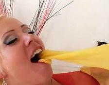 Pornosternchen Bibi Fox in ihrem kanppen Höschen hat kein Problem mit Fetischen #1