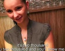 Junges Barmädchen bekommt in diesem Amateurvideo Samen in ihren Hintern #1