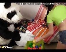 Ein heisser Tanz für zu hartem Sex mit einem Kerl im Panda-Kostüm #1