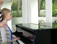Die Klavierlehrerin Tanya bringt ihren Schüler dazu, ihr zu gehorchen #1