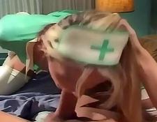 Scharfe Krankenschwester in Latex, sie liebt es, im Krankenhaus geil zu bumsen #3