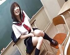 Junge, japanische Schulmädchen zeigen sich hemmungslos bei der Selbstbefriedigung #7