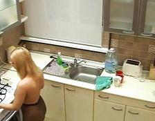 Mit der Ehefrau auf dem Küchentresen geile Spielchen treiben #2