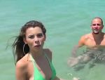 Jmac bekommt nimmt Hände auf eine heiße Brünette Babe mit gebräunten Körper im Bikini Mary Jane am Strand #4