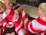 Die weihnachtlich geschminkte und verkleidete Mädchen Ashley Lane, Lux Kassidy und Sammie Rhodes sitzen vor dem offenen Kamin #7