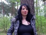 Vollbusige Brünette Ella genießt Sex im Wald #1