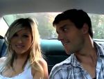 Sehr süsse Blondine mit leckeren Brüsten ballert ihren süssen Freund in dem Auto #2