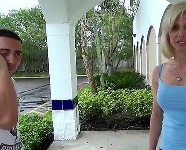 Die geile blonde MILF wird im Auto gehämmert und zeigt ihre Titten auf dem Weg nach Hause #1