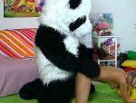 Eine blonde Teenager mit kleinen sexy Titten Angel bekommt Vergnügen von einem Panda Bär #5