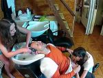 James Brossman ist bei der Friseurin Taniella und sie wäscht ihm die Haare und sitzt sich dann nieder und saugt seinen Hahn #1