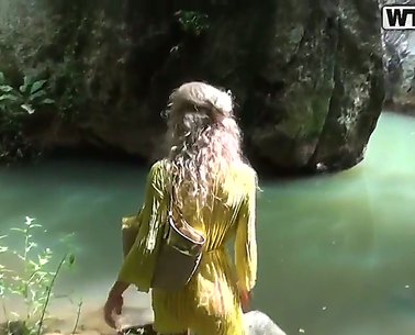 Eine sehr heiße und sexy blonde Tiffany spaziert in dem Wald und trifft einen Kerl mit schmalen Schwanz und saugt ihn und fickt ihn hart