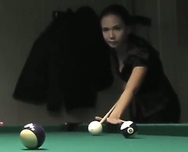 Verführerische Amateur Brünette Natasha in schwarzem Dress hat Spass mit einem langhaarigen Kerl am Pooltisch