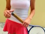 Sexy blonde Tennisspielerin mit sportlichen Körper hat ein schmutziges Gespräch mit einem Kerl #4
