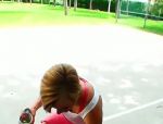 Sexy blonde Tennisspielerin mit sportlichen Körper hat ein schmutziges Gespräch mit einem Kerl #7