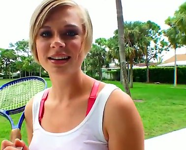 Sexy blonde Tennisspielerin mit sportlichen Körper hat ein schmutziges Gespräch mit einem Kerl