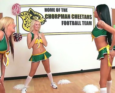 College Lehrer Johnny Sins trifft eine fantastische Brünette Cheerleaderin Raven Bay in dem Spintraum