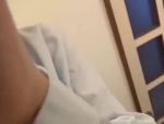 Eine asiatische Teenager dreht ganz alleine einen Video mit einem Orgasmus #1