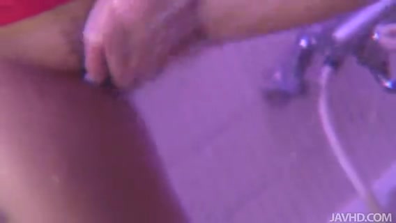 Eine tolle und süße Kana Mura spielt heiß und geil in ihren Badezimmer #18