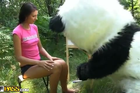 Sex im Wald für diese Malerin und dieser komische und heiße Panda-Bär #10