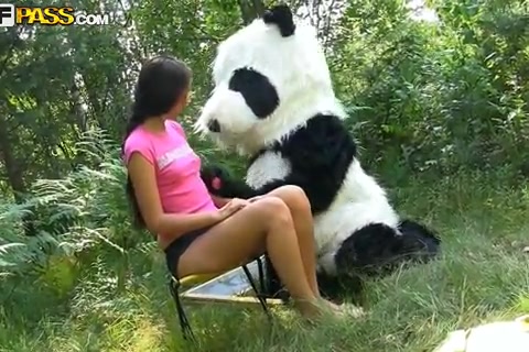 Sex im Wald für diese Malerin und dieser komische und heiße Panda-Bär #14
