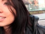 Das atemberaubend schöne Mädchen pinkelt auf der britischen Straßen #4
