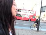 Das atemberaubend schöne Mädchen pinkelt auf der britischen Straßen #7