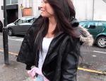 Das atemberaubend schöne Mädchen pinkelt auf der britischen Straßen #2