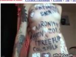 Eine Teenager malt sich die Namen der Fan auf ihren Körper hie #4