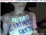 Eine Teenager malt sich die Namen der Fan auf ihren Körper hie #1
