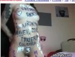 Eine Teenager malt sich die Namen der Fan auf ihren Körper hie #3