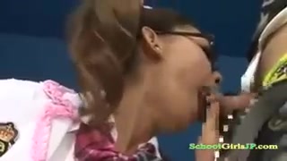Schulmädchen mit Brille nimmt den Schwanz eines Kerls in den Mund #2