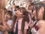 Schulmädchen haben Spaß im vollen Bus untereinander #4