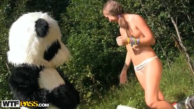 Versautes kleines Luder wird gefesselt von einem Pandabären gefickt #9