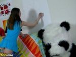 Junges Luder in Kniestrüpfen bläst ihrem Freund im Pandakostüm einen Plastikpenis