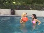 Nikki und Lela Star spielen am Pool und sind geil #1