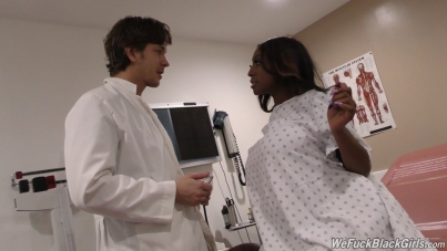 Der neugirige Arzt spritzt in eine schwangere Ebenholzige Babe ein #1
