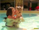 Malena Morgan und Mia Bliss ficken immer sehr gerne im Schwimmbad #3