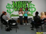 Hier lernst du die Geheimnisse eines guten Handjobs in der Moneytlaks TV Show #1