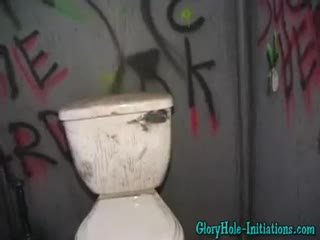 Die vollbusige, schwarze Ms. Panther spielt mit ihren Titten auf einem öffentlichen WC #1