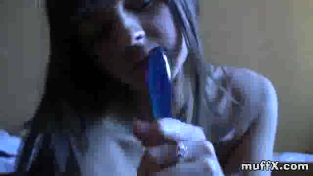 Die heiße Melena spielt mit ihrem langen blauen Dildo #3