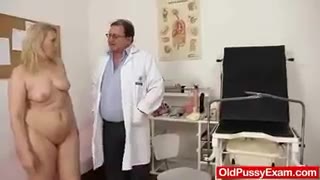 Pussy-haarige blonde MILF dies auch von einem Arzt untersucht #7
