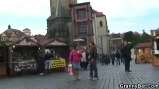 Alte Touristin wird aufgerissen und auf dem Boden durchgefickt #4
