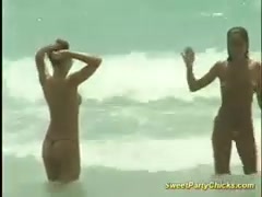Niedliche Partygirls zeigen ihre großen, weichen Titten am Strand #6