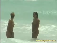 Niedliche Partygirls zeigen ihre großen, weichen Titten am Strand #7