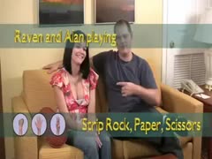 Raven und Alan Spielen sich ausziehen mit einem Papierrock und Scheren #1