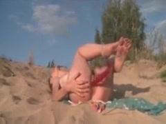 Vibratoren sind ihre besten Freunde auf dem Sand masturbiert am Strand #15